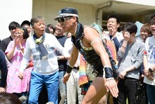 ギャグ「フェー！」を披露するレイザーラモンHG。