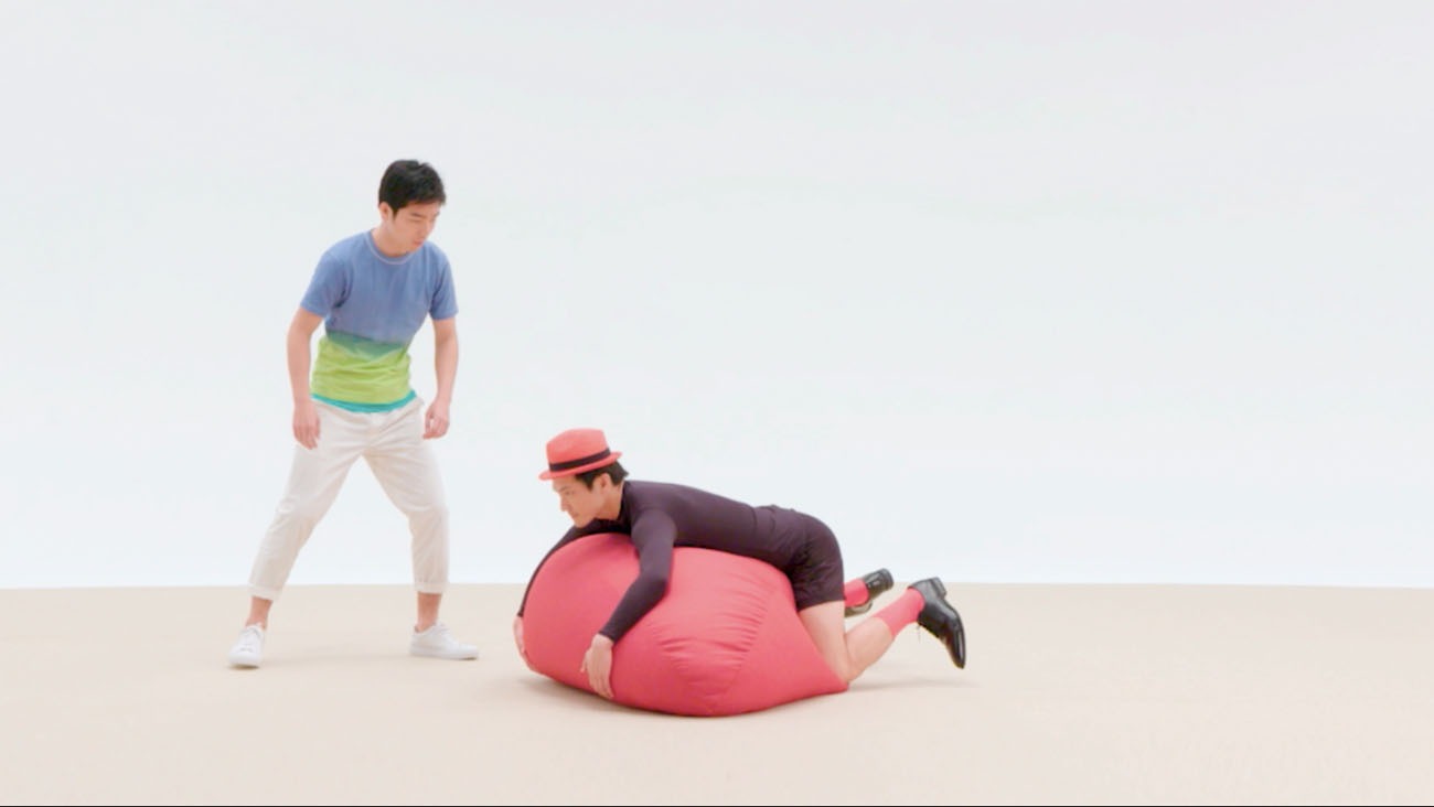 コント「かゆみと戦う奴」より。