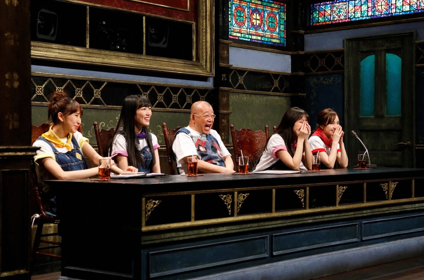 笑福亭鶴瓶（中央）とももいろクローバーZ。(c)関西テレビ