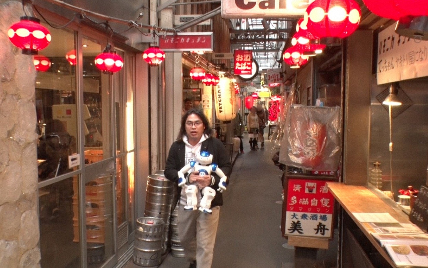 吉祥寺を訪れるロッチ中岡とロボットの太郎。(c)テレビ朝日