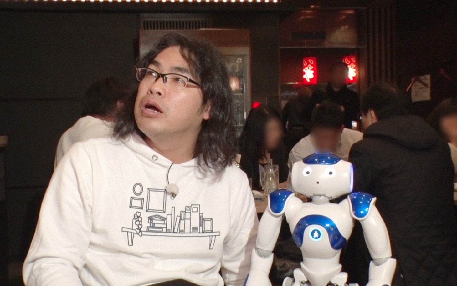 「ロボット旅 日本一周～タカラモノクダサイ～」で東京・吉祥寺を訪れるロッチ中岡と、ロボットの太郎。(c)テレビ朝日