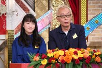 左から川栄李奈、所ジョージ。(c)日本テレビ