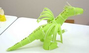 紙コップで作られたドラゴン。