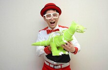 できたくん。手に持っているのは紙コップで作ったドラゴン。