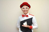 できたくん。手に持っているのは紙コップで作ったハリネズミ。