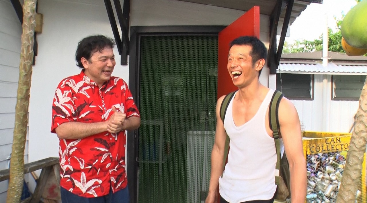 「世界の村のどエライさん」で南太平洋にある島国・ニウエを訪れる品川庄司・庄司（右）。(c)関西テレビ