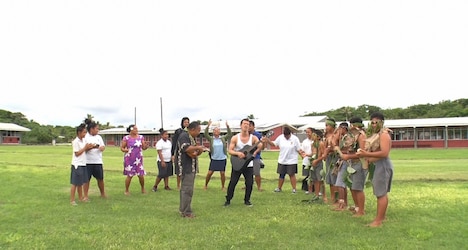 ニウエを訪れる品川庄司・庄司（中央）。(c)関西テレビ