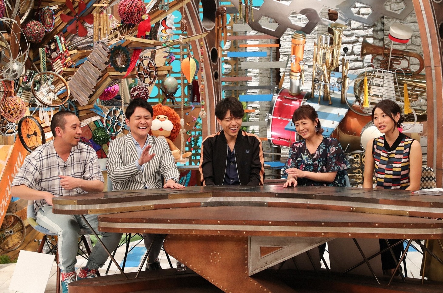 スタジオの（左から）千鳥、山崎育三郎、佐藤仁美、眞鍋かをり。(c)関西テレビ
