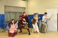 制作発表の冒頭、殺陣を披露するキャストたち。