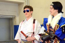 弥助役のチャド・マレーン（左）。