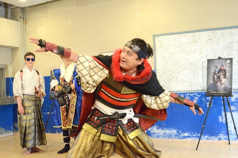 カメラにアピールする武将様。