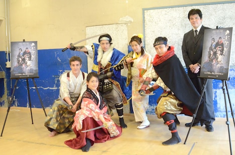 「のぶなが」に出演する（左から）チャド・マレーン、南園みちな、田中尚樹、福本愛菜、ミサイルマン岩部。右が作・演出の坂田大地。