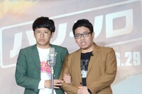 漫才を披露するミキ。