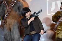 ハン・ソロに扮したおかずクラブ・オカリナ。