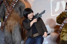 ハン・ソロに扮したおかずクラブ・オカリナ。