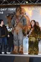 チューバッカに扮したおかずクラブゆいP。