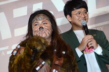 チューバッカの声マネを披露するおかずクラブゆいP。