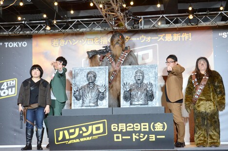 「スター・ウォーズの日」前夜祭に登場したおかずクラブとミキ。