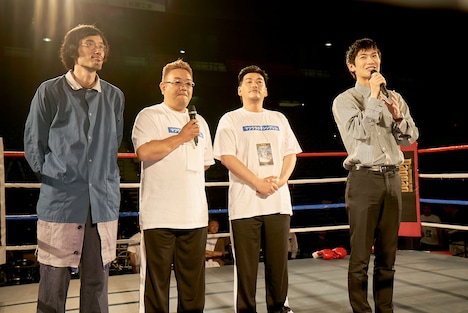 ボクシングのリングに上がった（左から）今泉力哉監督、サンドウィッチマン、三浦春馬。