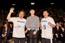 映画「アイネクライネナハトムジーク」撮影最終日、サンドウィッチマンと主演の三浦春馬（中央）。