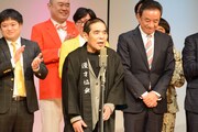 漫才協会会長の青空球児(中央)。