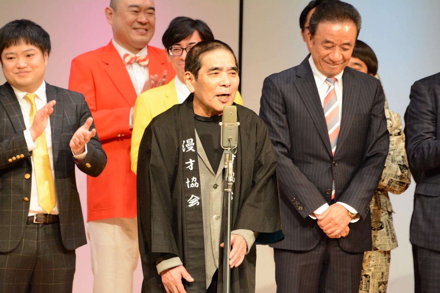 漫才協会会長の青空球児（中央）。