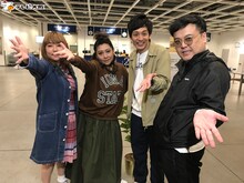 左から海原やすよ ともこ、とろサーモン。