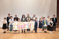 「『小学生がえらぶ！“こどもの本”総選挙』ベスト10結果発表会」の様子。