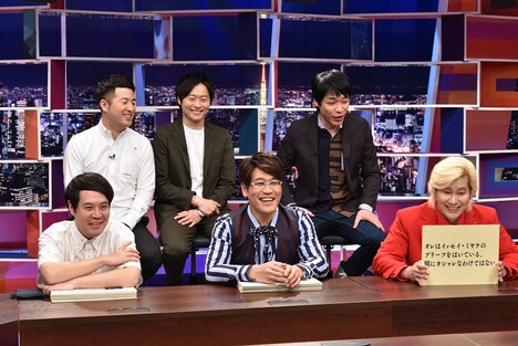 小説の「気になる書き出し」を紹介するメイプル超合金カズレーザー（前列右）。(c)中京テレビ