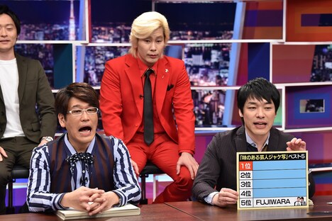 「味のある芸人ジャケ写」ベスト5を紹介する麒麟・川島（右）。(c)中京テレビ