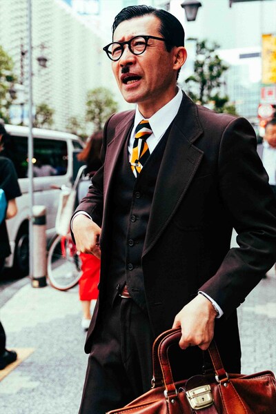 Instagramにて昭和のサラリーマンに扮する、イワイガワ岩井ジョニ男。