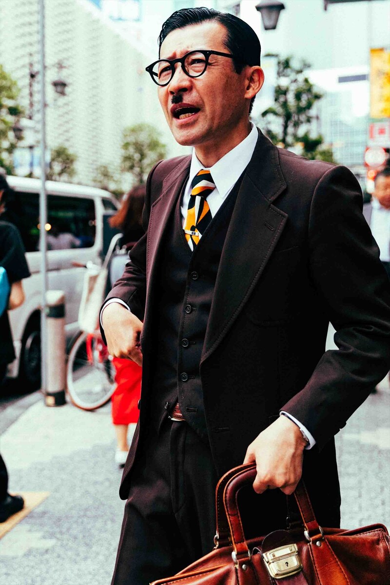 Instagramにて昭和のサラリーマンに扮する、イワイガワ岩井ジョニ男。