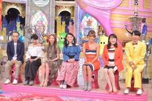 左から新垣隆、ETSU、CHIHARU、篠原ともえ、柳本絵美、エド・はるみ、ダンディ坂野。(c)読売テレビ