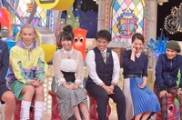 左からりゅうちぇる、大原優乃、成田童夢、鈴木明子、片岡鶴太郎。(c)読売テレビ