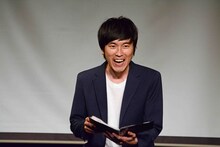 MCを務めたしずる村上。