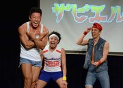 “袖を引きちぎられてヤバくなったザビエル”を演じるなかやまきんに君（左）。