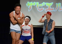 “袖を引きちぎられてヤバくなったザビエル”を演じるなかやまきんに君（左）。