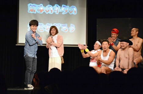 “ザビエルのポーズ”を取り入れたファイヤーサンダーのネタを見守る“そでねーJAPAN”。