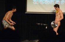 アキラ100%（右）の股間をめがけてドローンを飛ばす谷+1。（左）。