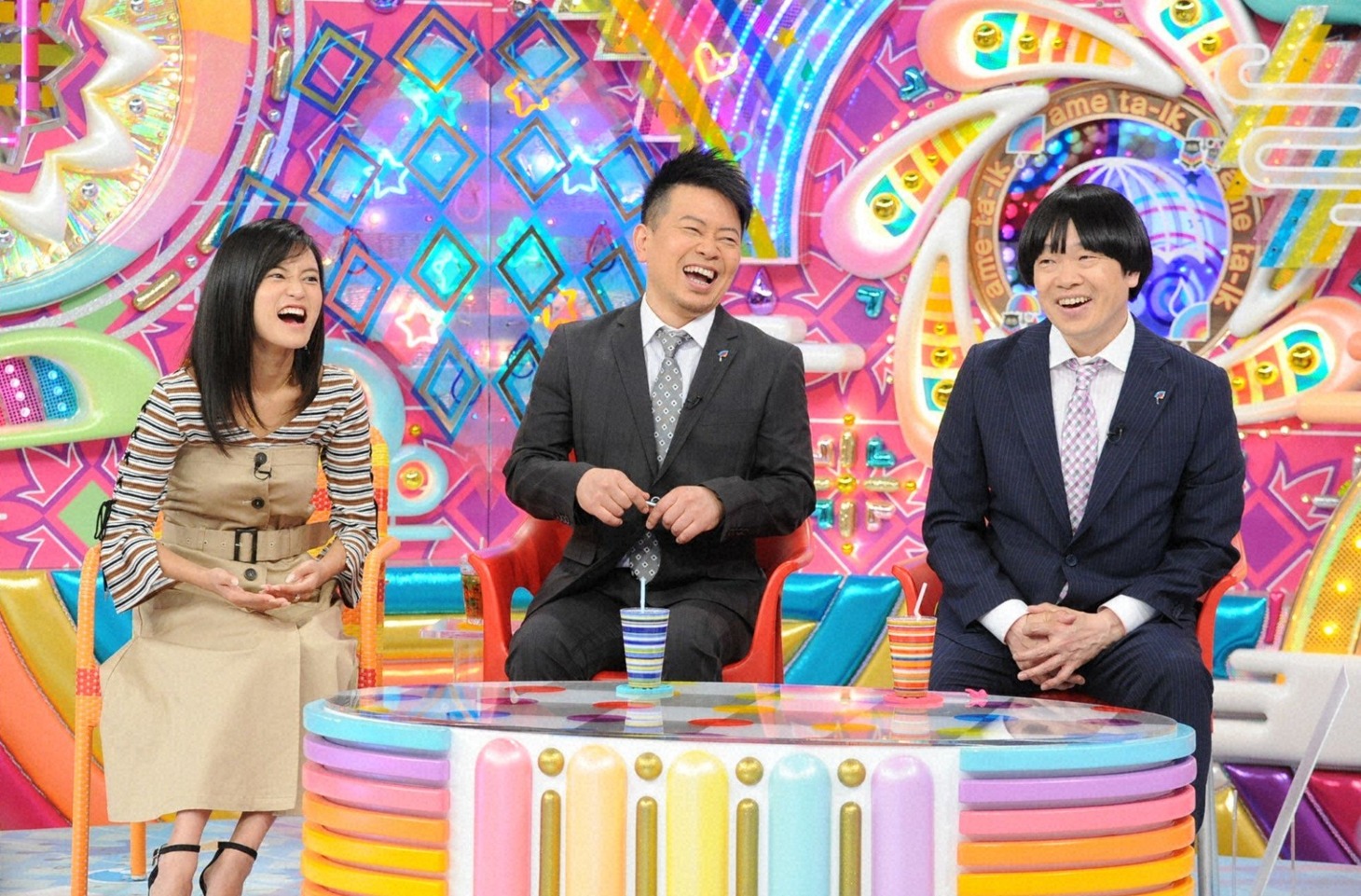 雨上がり決死隊と小島瑠璃子（左）。(c)テレビ朝日