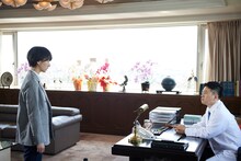 （左から）波瑠、雨上がり決死隊・宮迫。(c)テレビ朝日