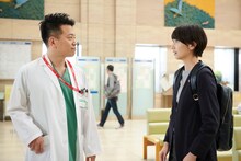 （左から）雨上がり決死隊・宮迫、波瑠。(c)テレビ朝日