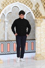 スタジオ出演者の誰かのモノマネを披露するガリットチュウ福島。(c)TBS