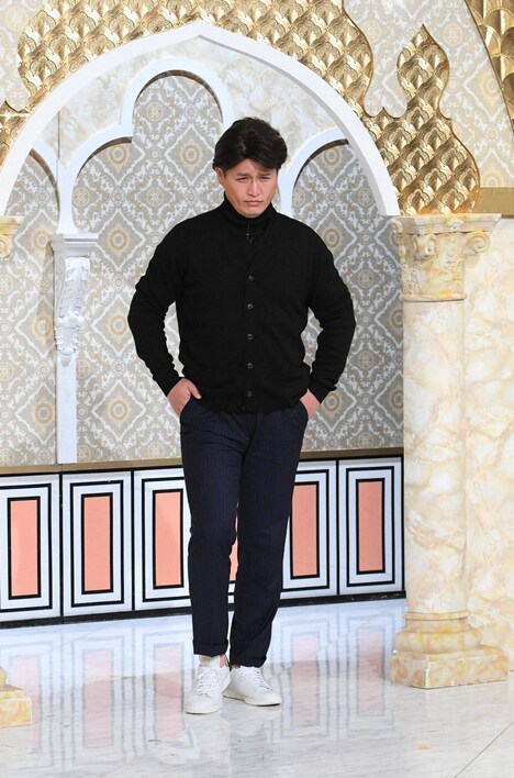 スタジオ出演者の誰かのモノマネを披露するガリットチュウ福島。(c)TBS