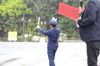 トラックの誘導員に扮して登場した野性爆弾ロッシー。