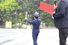 トラックの誘導員に扮して登場した野性爆弾ロッシー。