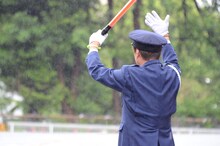 トラックを誘導する野性爆弾ロッシー。