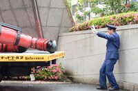 「オッケー！ サンキュー！」とトラックを誘導する野性爆弾ロッシー。