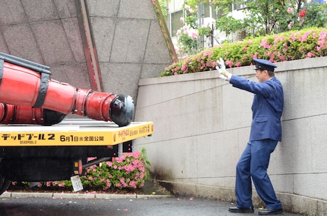 「オッケー！ サンキュー！」とトラックを誘導する野性爆弾ロッシー。