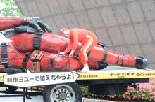 なかなかトラックから降りられない野性爆弾くっきー。